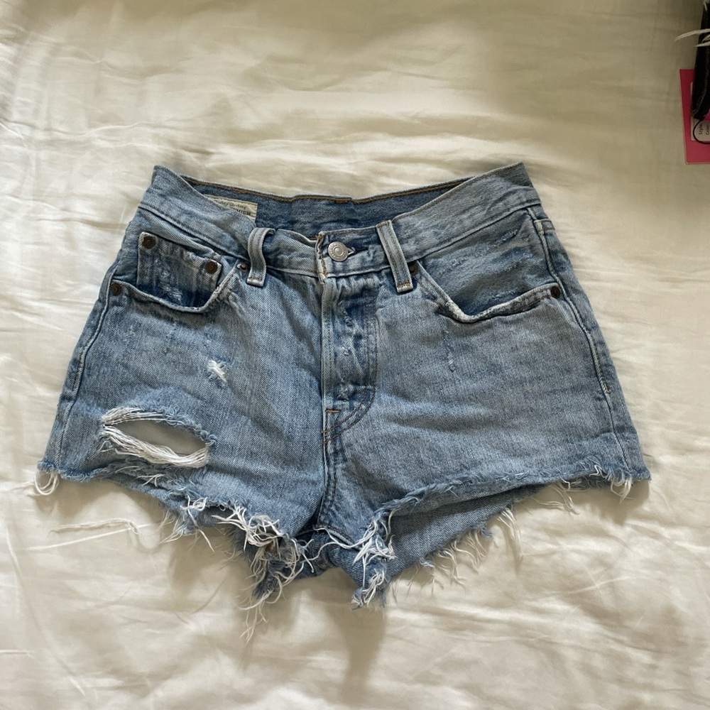 Levi jean shorts 24” very flattering